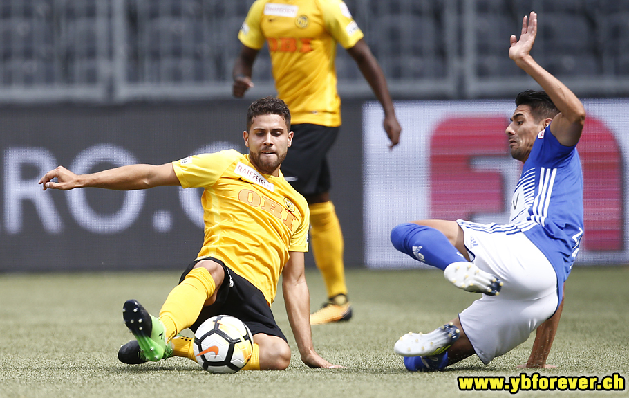Matchwinner Bertone im Zweikampf mit Zarate. (Foto: Thomas Hodel - ybforever.ch)