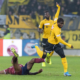 Le joueur Bernois Roger Assale, droite, lutte pour le ballon contre le joueur de Servette Gael Ondoua, gauche, lors de la rencontre de football de Super League entre le Servette FC et le BSC Young Boys, ce dimanche 3 novembre 2019 au stade de Geneve. (KEYSTONE/Martial Trezzini)