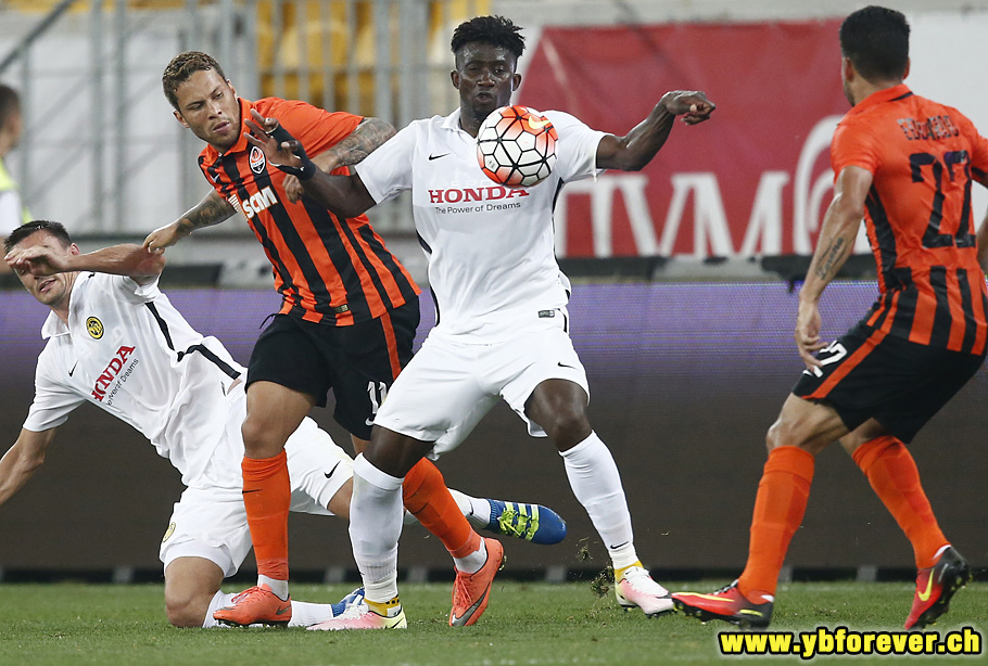 Sekou Sanogo, hier im Zweikampf gegen Marlos und Eduardo, vermochte als einziger mitzuhalten. (KEYSTONE/Thomas Hodel)
